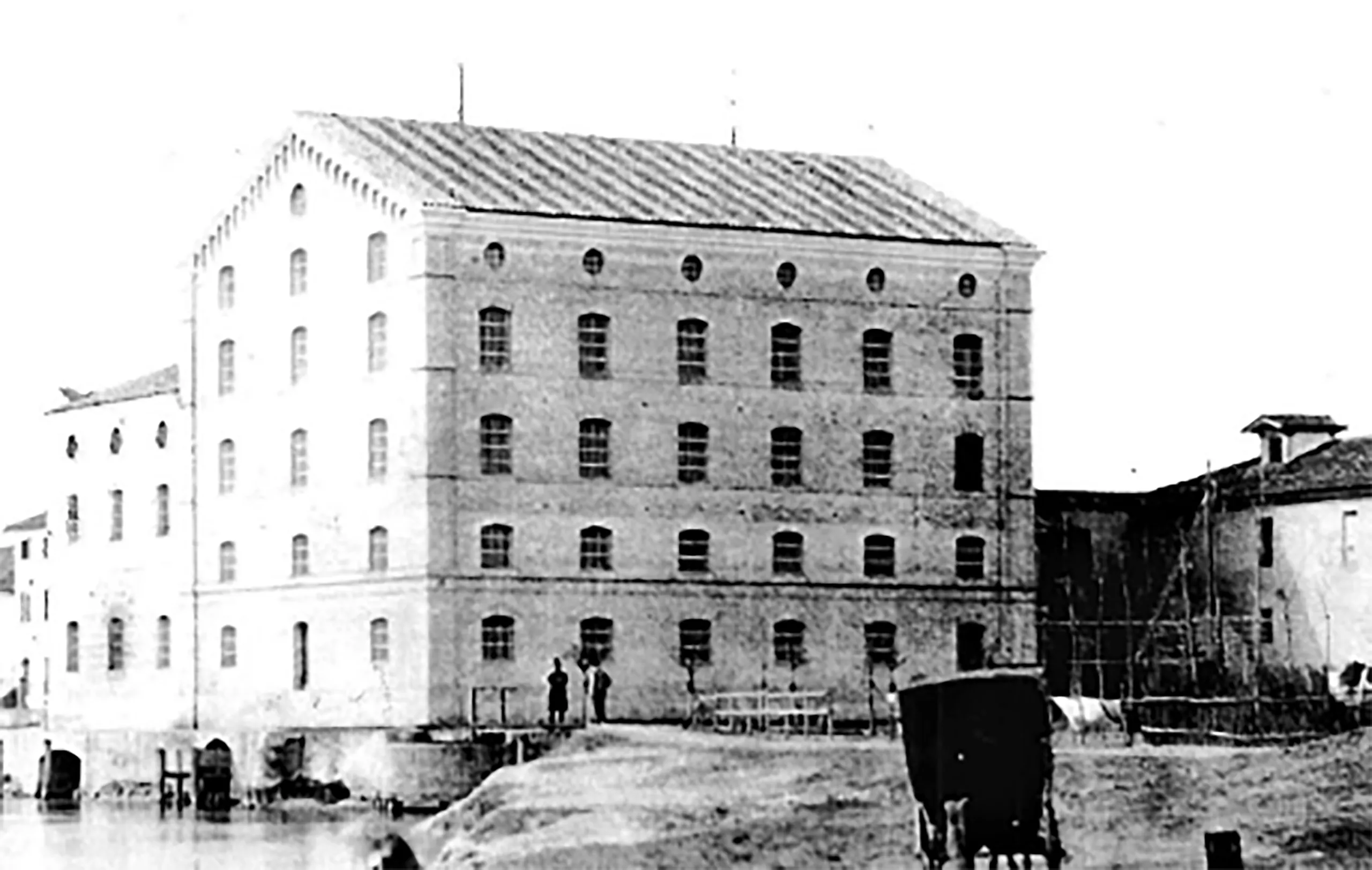 Rigenerazione dello storico complesso Mulini Mandelli tra architettura contemporanea e patrimonio industriale.