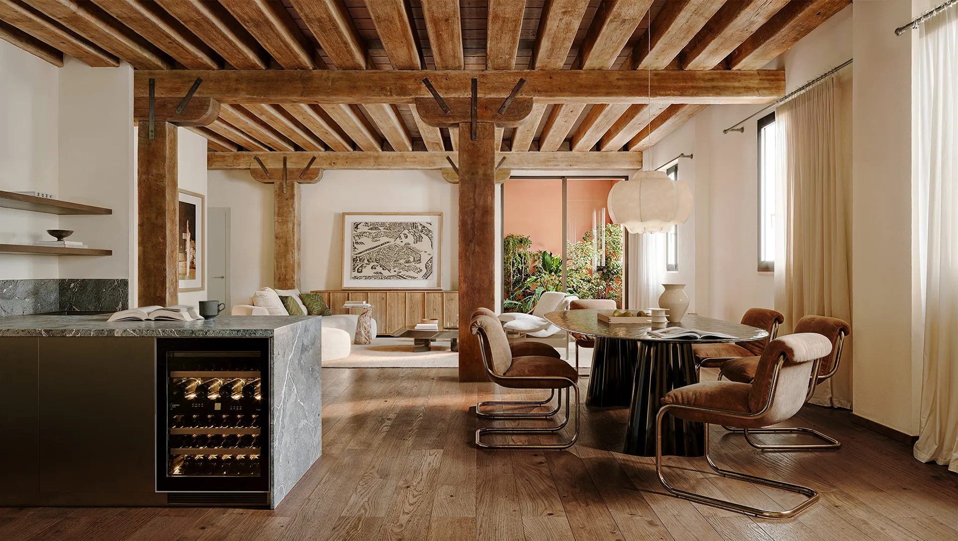 Cucina contemporanea delle residenze Mulini Mandelli con materiali di pregio e design essenziale.